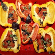 Перец запеченый с томатами черри, базиликом и майораном