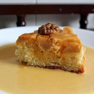 Перевернутый яблочный пирог с апельсиновым соусом сабайон