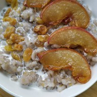 Перловая каша со сливками, изюмом и грушей в карамели