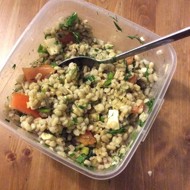 Перловка с фетой, томатами и укропом
