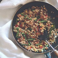 Перловка с лесными грибами и овощами