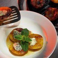 Персики на гриле с горгонзолой и медом