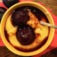 Персиковая манная каша с ломтиками сливы в сиропе