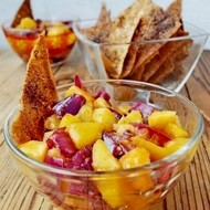 Персиковая сальса c чипсами из лаваша со специями