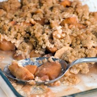 Персиковый крамбл с фундуком и изюмом