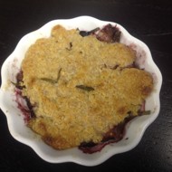 Персиково-черничный порционный крамбл