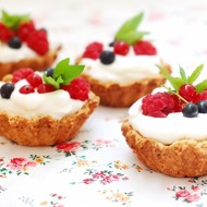 Песочные корзиночки с кремом из белого шоколада и маскарпоне со свежими ягодами