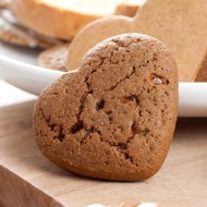 Песочные сердца с засахаренным имбирем и шоколадом