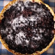 Песочный пирог с черной смородиной