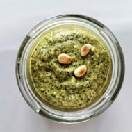 Песто из свежих трав с ароматными приправами