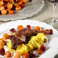 Петух в клюквенном бульоне с лапшой и глазированными овощами