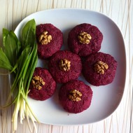 Пхали из свеклы с листьями салата