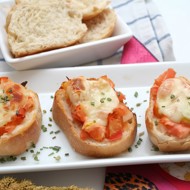 Пицца из багета с ветчиной, маслинами и разноцветными перцами