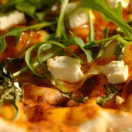 Пицца из лаваша с зеленью, горгонзолой и жареным миндалем