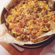 «Пицца» на тесте из куриного филе с помидорами и консервированными грибами