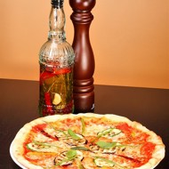 Пицца с баклажанами и кабачками, свежим песто и кедровыми орешками