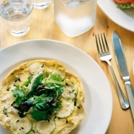 Пицца с цукини, голубым сыром и эстрагоном