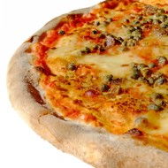 Пицца с домашним сыром и каперсами