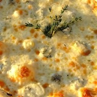 Пицца с сыром Дор-блю и ананасами