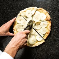 Пицца с голубым сыром и грушей