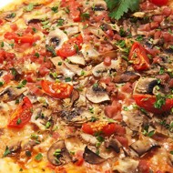 Пицца с грибами, помидорами и пряными травами