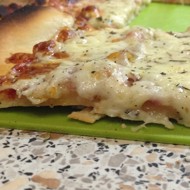 Пицца с грудинкой и луком-шалот