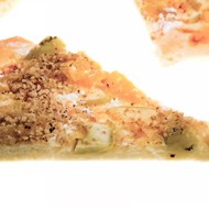 Пицца с грушей, луком, орехами и двумя видами сыра