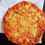 Пицца с колбасой