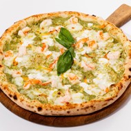 Пицца с креветками, цветами цукини и рикоттой