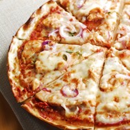 Пицца с курицей, базиликом и моцареллой