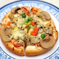 Пицца с рыбой, грибами и зеленым горошком