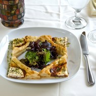 Пицца с рукколой, козьим сыром и грецкими орехами