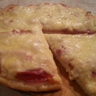 Пицца с салями и ветчиной