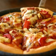 Пицца с сосисками и помидорами