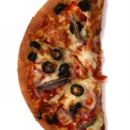 Пицца с томатами, анчоусами и душицей