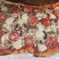 Пицца с томатами, грибами и моцареллой