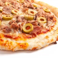 Пицца с тунцом и маслинами