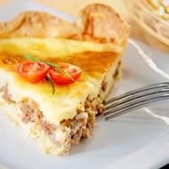 Пицца с творогом и помидорами