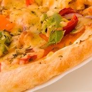 Пицца с зеленым перцем и черри