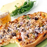 Пицца с жареной щукой и копченой мойвой