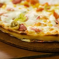 Пицца со шпиком, брюссельской капустой и миндалем