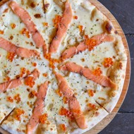 Пицца со слабосоленым лососем