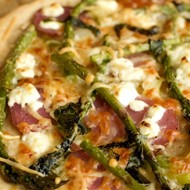 Пицца со спаржей и баклажаном