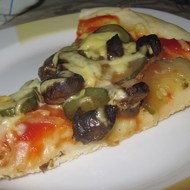 Пикантная пицца с шампиньонами и маринованными огурцами