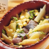 Пикантный картофель с сельдью и сыром