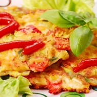 Пикантный омлет с перцем, сыром грюйер и луковым соусом