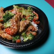 Пикантное жаркое из курицы по-китайски с брокколи, перцем и огурцом