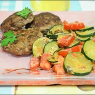 Пикантные котлеты с тушеными кабачками