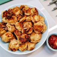 Пикантные пельмени, обжаренные на сковороде