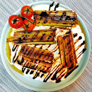 Пикантный лук-порей в сметане и бальзамическом креме